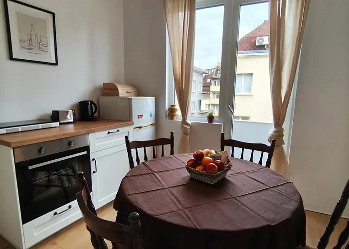 Serenity Lodge, Close To Ndk! ソフィア